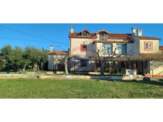 Istra,Pula-kuća s garažom,okućnicom i pomoćnim objektima
