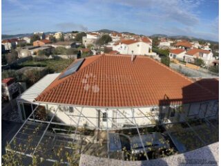 Pirovac - Apartmanska kuća s lijepom okućnicom