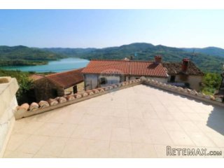 Kamena kuća s pogledom na jezero