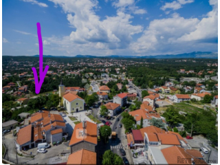 Mali teren u samom centru Viškova