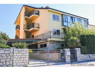KRALJEVICA-kuća sa dva stana i bazenom