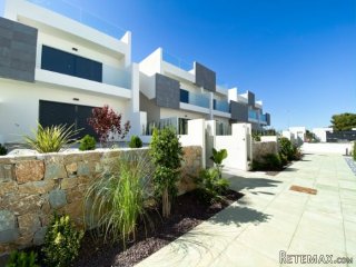 Ground floor apartment located in the urbanization Los..