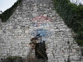 Tar, Stancija u blizini Tara, Kompleks ruševnih kuća i poljo