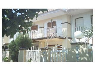 2 STOREY TOWN HOUSE 7 MINS FROM THE..