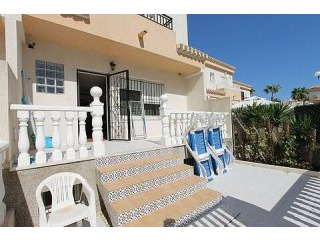 Huge 5 Bed Townhouse with 2 Communal..