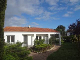 3 bedroom house with nice garden in..