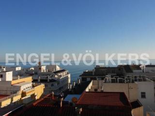 Penthouse with private roof terrace and..