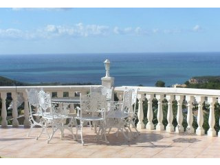 Luxurious villa with impressive sea..