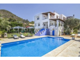 Spacious villa in preferred location