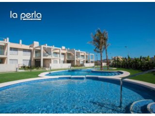 Nya lägenheter precis vid stranden i Mar Menor, omgivet av..