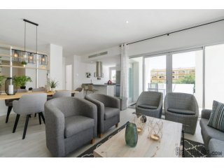 Casa adosada de 5 dormitorios y 3 baños en Villamartin..