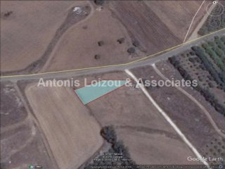910 m2 residential field in Kouklia..
