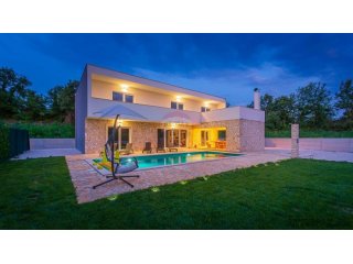 Istra, okolica Svetvinčenta, moderna villa s bazenom