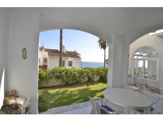 Town House - Lovely townhouse only 100m..