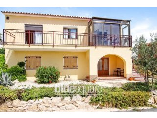 6-Bedroom house close to beach and town