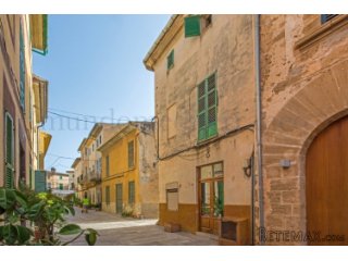 Ideal location for this townhouse in the heart of Old..