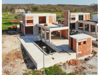 Kanfanar, atraktivna villa u roh-bau fazi s pogledom na more