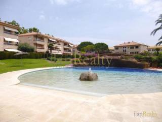 For sale, bright apartament with pool..