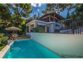 Fabulous location for this enchanting house in the green..