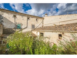 Excellent large townhouse a "Casa Señorial" to restore in..