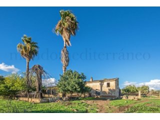 Large estate with approx. 80.000m2 of flat land with an old..
