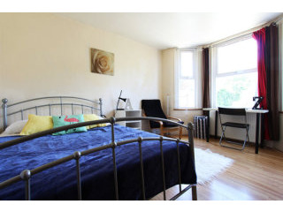 Single with double bed near Turnpike..