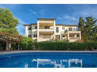 Fantastic four bedroom apartment located on the first floor..