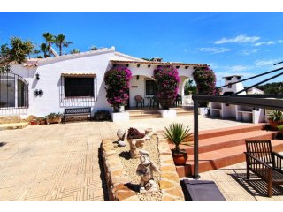 4 bedroom Villa within walking distance..