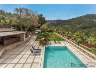Unique country property fully renovated to the highest..