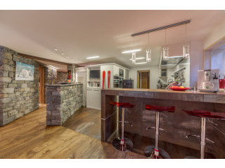 A beautifully renovated 3 bedroom..