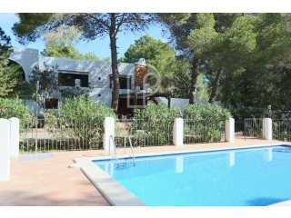 Spacious rustic house with large garden..