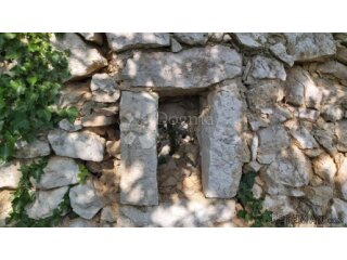Zemljište sa tri ruševne kuće