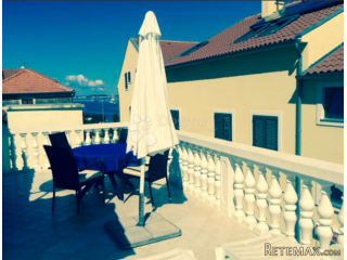 Kuća u Tisnom sa 3 apartmana, nekoliko metara od mora