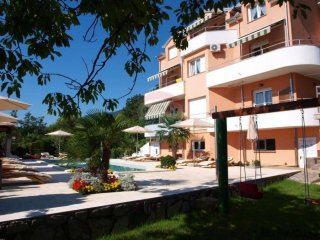 OPATIJA,OPRIĆ- novija kuća sa 8 apartmana, bazenom 50 m2, ve