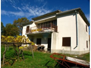 ISTRA, OKOLICA CEROVLJA KUĆA SA VELIKOM OKUĆNICOM