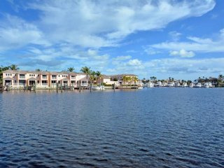 3 bedroom Flat For Sale: 5320 W Harbor..