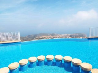 2 bedroom apartment with impressive sea..