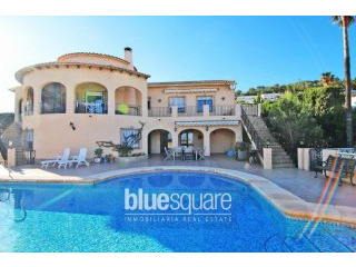 6-Bedroom villa with potential building..