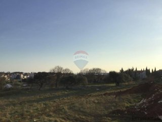 Medulin, građevinsko zemljište 700m od mora, 4408m2