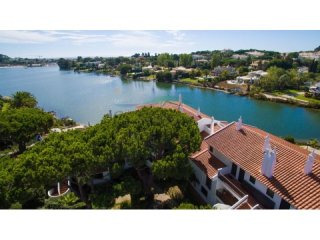 Two bedroom Apartment with Lake views..