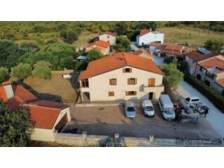 Prodaje se kuća 420m2 sa tri stana, Umag