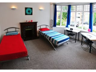 Twin with 2 single bed near Brent Cross..