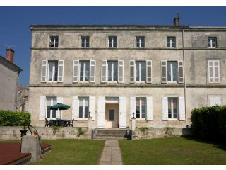 Spacious Stone House With Chateau Views