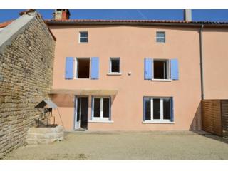 Maison de campagne avec cour et jardin