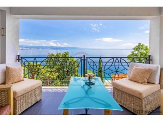 OPATIJA- luksuzan penthouse, sa terasom 80 m2, okućnicom 180