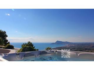 Luxury apartment with stunning sea views