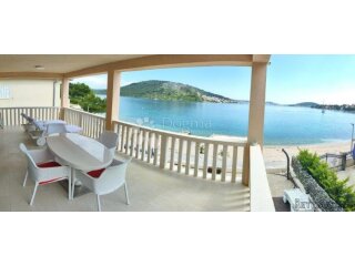 ROGOZNICA- PREDIVNA VILLA NA PLAŽI