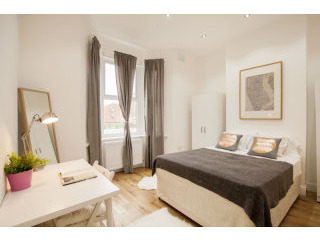 Single bed in a twin room near Clapham..