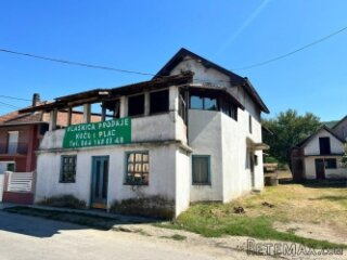 Kuca na atraktivnoj lokaciji sa lokalom i magacinom