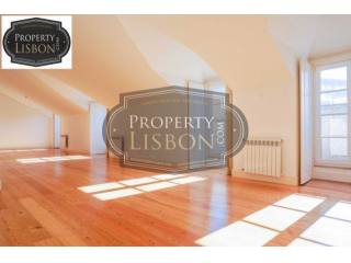 Fully Renovated T4 Lisbon Apartment for..